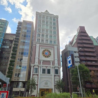 最寄り駅の出口の目の前の会場です