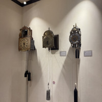 控え室内の時計、会場内の至るところにお洒落な時計がありました