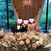 窓から見える自然とレンガ調の壁が温かい雰囲気を作ってくれます