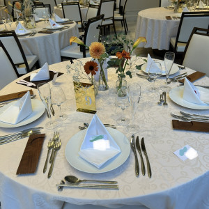 ガーデンに出られる方の披露宴会場のテーブルセットです|771549さんのパラッツォ ドゥカーレ 麻布 (Palazzo Ducale AZABU)の写真(2571443)