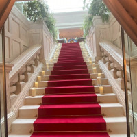 ヴァージンロードの階段。
他にはない入場と景色。