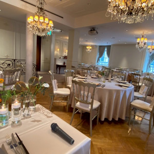 新郎席側から会場右手側|771552さんのラ・バンク・ド・ロア(横浜市指定有形文化財)の写真(2539818)