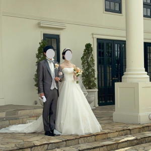 フラワーシャワーを抜けてツーショット|771553さんのアーカンジェル迎賓館（宇都宮）/テイクアンドギヴ・ニーズウェディングの写真(2552661)