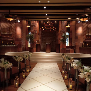 扉からチャペル正面の写真