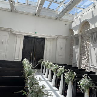 空が見える披露宴会場。