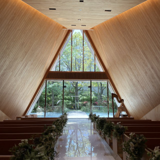 木のチャペル。退場はそのまま外へ出て、滝が流れる演出。