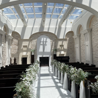 空が見える披露宴会場。