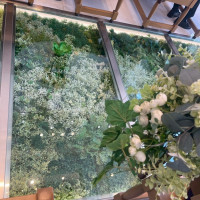 チャペルのバージンロード。ガラスで下には造花が飾られてます。