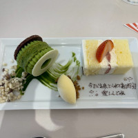 友人のデザートにはメッセージを添えられます。