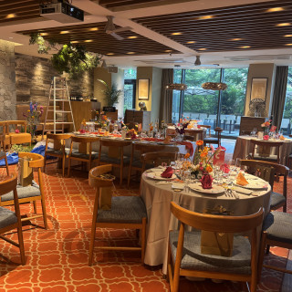 窓も大きな会場