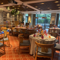 窓も大きな会場