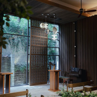 自然光が溢れるチャペルでした。