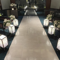 扇状の席配列に正面は窓越しに緑豊か