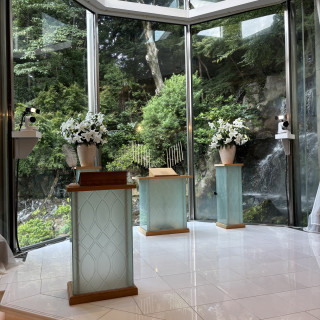 滝が見える白基調のチャペル