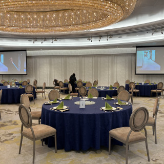 2つのモニターと2つのバー