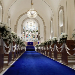 ステンドグラスとバージンロード