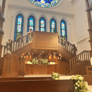 新郎新婦が上がる段差が5段あり、参列者のお顔が一望できます。