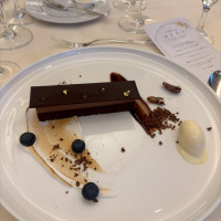 上品でとても美味しいチョコレートケーキです。