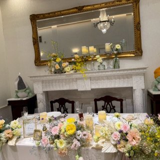 披露宴会場の新郎新婦席