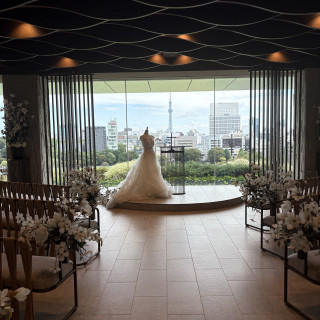 新郎新婦の間にスカイツリーが見える