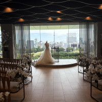 新郎新婦の間にスカイツリーが見える