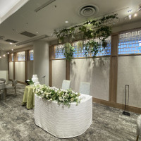 白を基調としている。