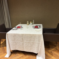 黒っぽい雰囲気の披露宴会場