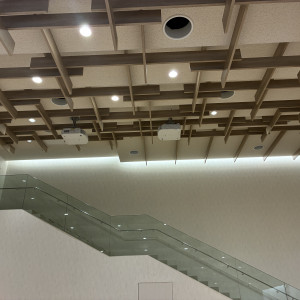 白っぽい雰囲気の披露宴会場の階段|771802さんのMIRAIE Wedding(ミライエウエディング)の写真(2540986)