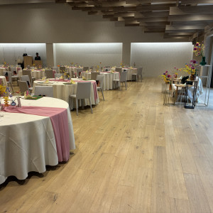 白っぽい雰囲気の披露宴会場|771802さんのMIRAIE Wedding(ミライエウエディング)の写真(2540987)