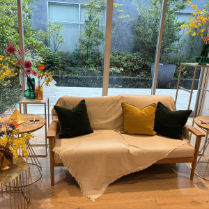 白っぽい雰囲気の披露宴会場|771802さんのMIRAIE Wedding(ミライエウエディング)の写真(2540985)