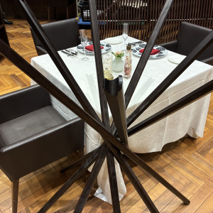 黒っぽい雰囲気の披露宴会場|771802さんのMIRAIE Wedding（ミライエウエディング）の写真(2540977)