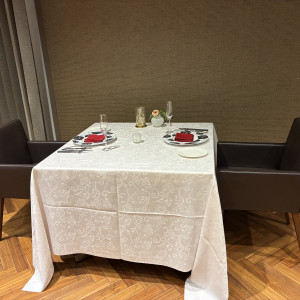 黒っぽい雰囲気の披露宴会場|771802さんのMIRAIE Wedding（ミライエウエディング）の写真(2540983)