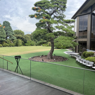 挙式当日に写真撮影もできる庭園