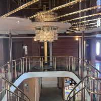 船内中央階段上