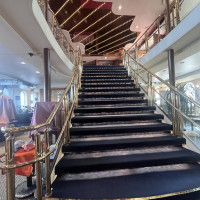 一階から2階の階段、当日は写真撮影を行う