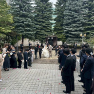 挙式後は階段を降りながらフラワーシャワーもできます！