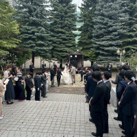 挙式後は階段を降りながらフラワーシャワーもできます！
