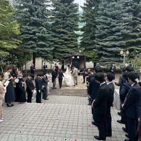 挙式後は階段を降りながらフラワーシャワーもできます！
