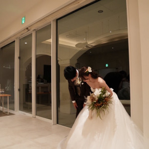 会場の一部です。窓から海が見えます。|771882さんの太陽が彩る自然の教会の写真(2541662)