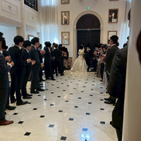 挙式と披露宴の間に花道を作ってもらい、ロビー乾杯しました。