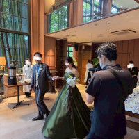 披露宴会場出てデザートビュッフェあるところにご案内
