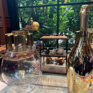 ウェイティングスペースに飾られた寄せ書きのボトルとグラス|771924さんのアルタビスタガーデンの写真(2543899)