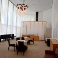 両家の親御さんの待合室です。外は皆の待合室です。