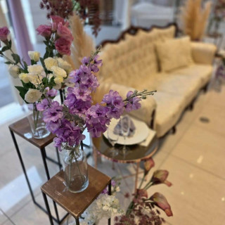 新郎新婦の座るソファ周りの様子