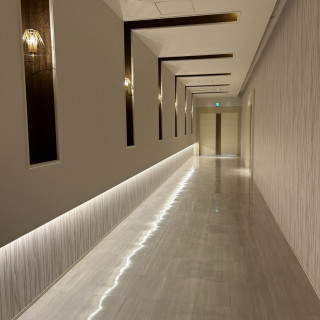 チャペルに向かう廊下。ここに写真などを飾ることもできます