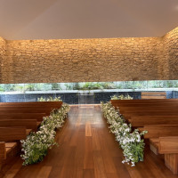 木製の大きな扉を開けるとチャペル