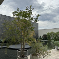 チャペルに向かいながら横をみると水上テラスがあります