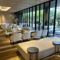 大きな窓のあるロビー