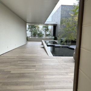 チャペルに向かう廊下のドアを開けると外。
解放感に感動します|771975さんのKUMAMOTO MONOLITH（熊本モノリス）の写真(2542492)