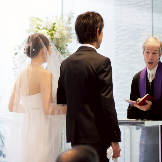 挙式の牧師さんの前です